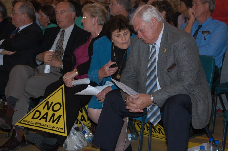 Traveston Dam protest - July 2006 - Gympie Times collection - Mr Warrern Truss (MP, Wide Bay 1990-2016), Mrs Tina Venardos, Mr Mick Venardos (Mayor of Cooloola/Gympie 1997-2008)