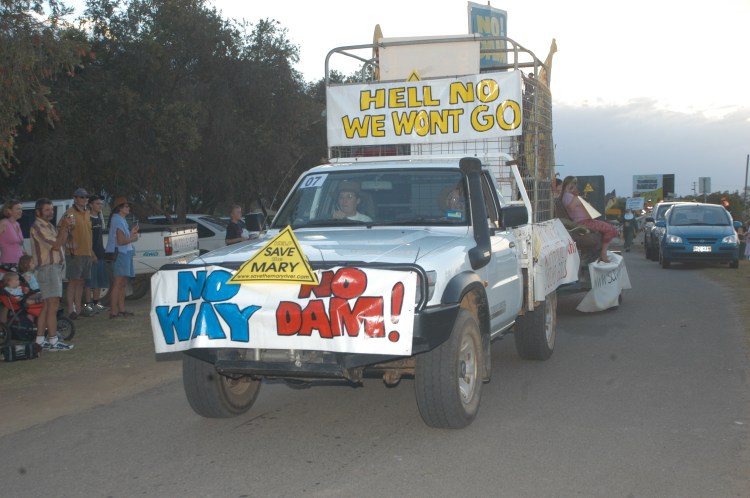 Traveston Dam protest - October 2006 - Mary River Appreciation parade - Gympie Times collection